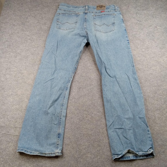Wrangler Jeans Mens 33x30 Relaxed Boot Light Wash Blue Bootcut Stretch Denim - Picture 9 of 11